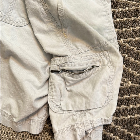 Eddie BauerWomen’s Khaki Cargo Shorts - Picture 4 of 6